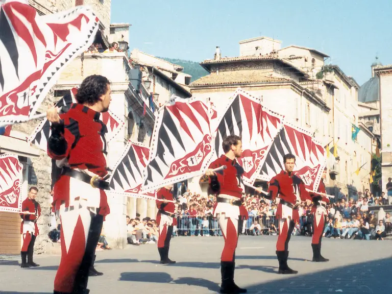 Sbandieratori di Assisi ad Assisi nel 1989