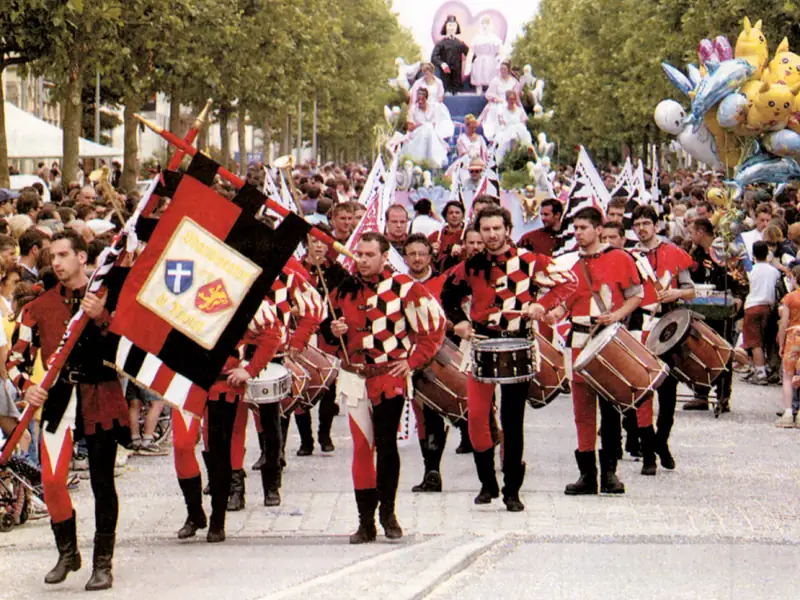 Sbandieratori di Assisi a Francia nel 2000