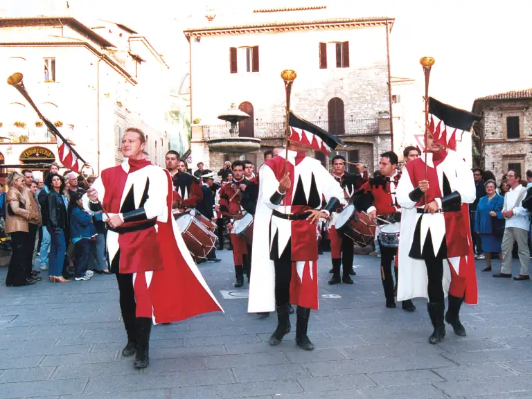 Sbandieratori di Assisi ad Assisi nel 2001