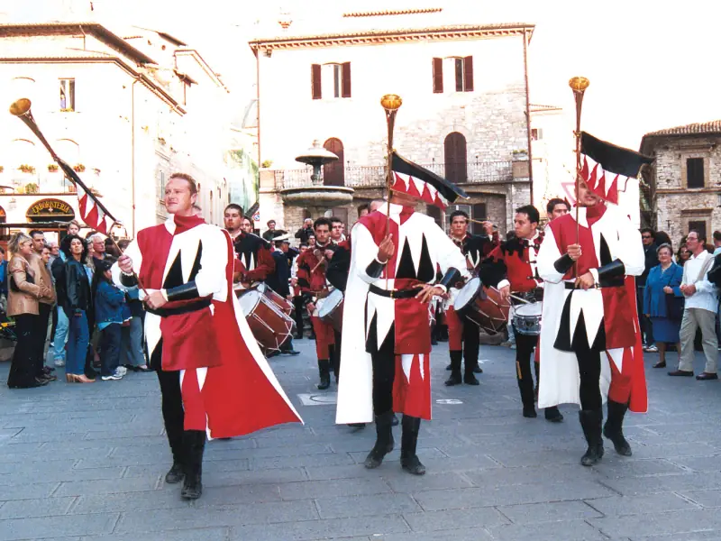 Sbandieratori di Assisi ad Assisi nel 2001