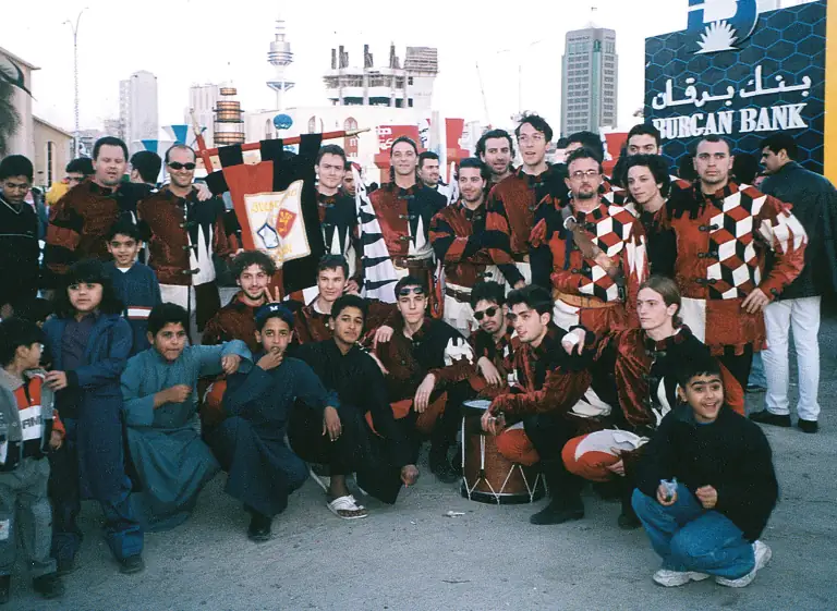 Sbandieratori di Assisi a Kuwait nel 2001
