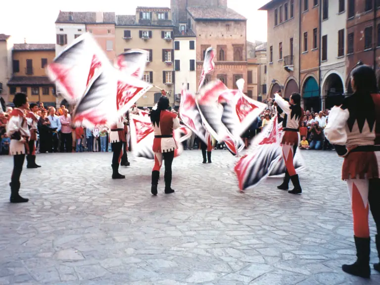 Sbandieratori di Assisi a Mantova nel 2002