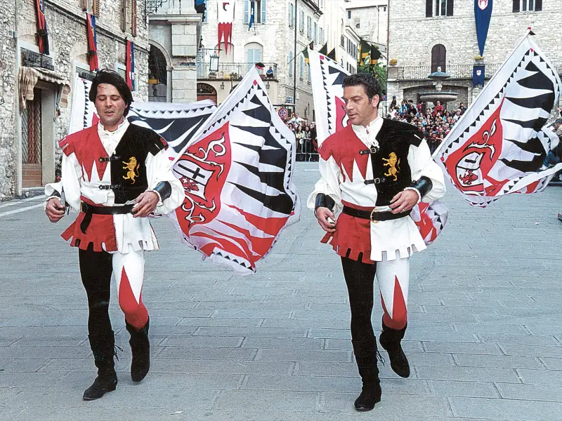 Sbandieratori di Assisi ad Assisi nel 2003