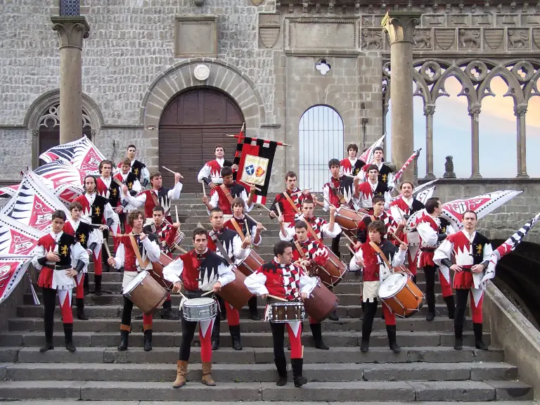 Sbandieratori di Assisi a Viterbo nel 2005