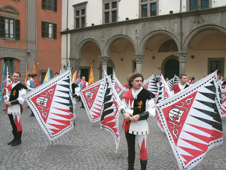 Sbandieratori di Assisi a Viterbo nel 2005