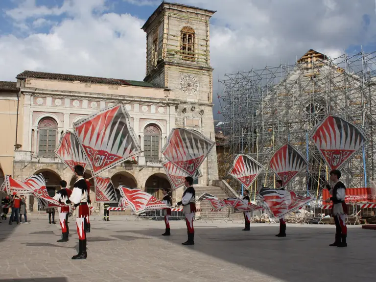 Sbandieratori di Assisi a Norcia nel 2017
